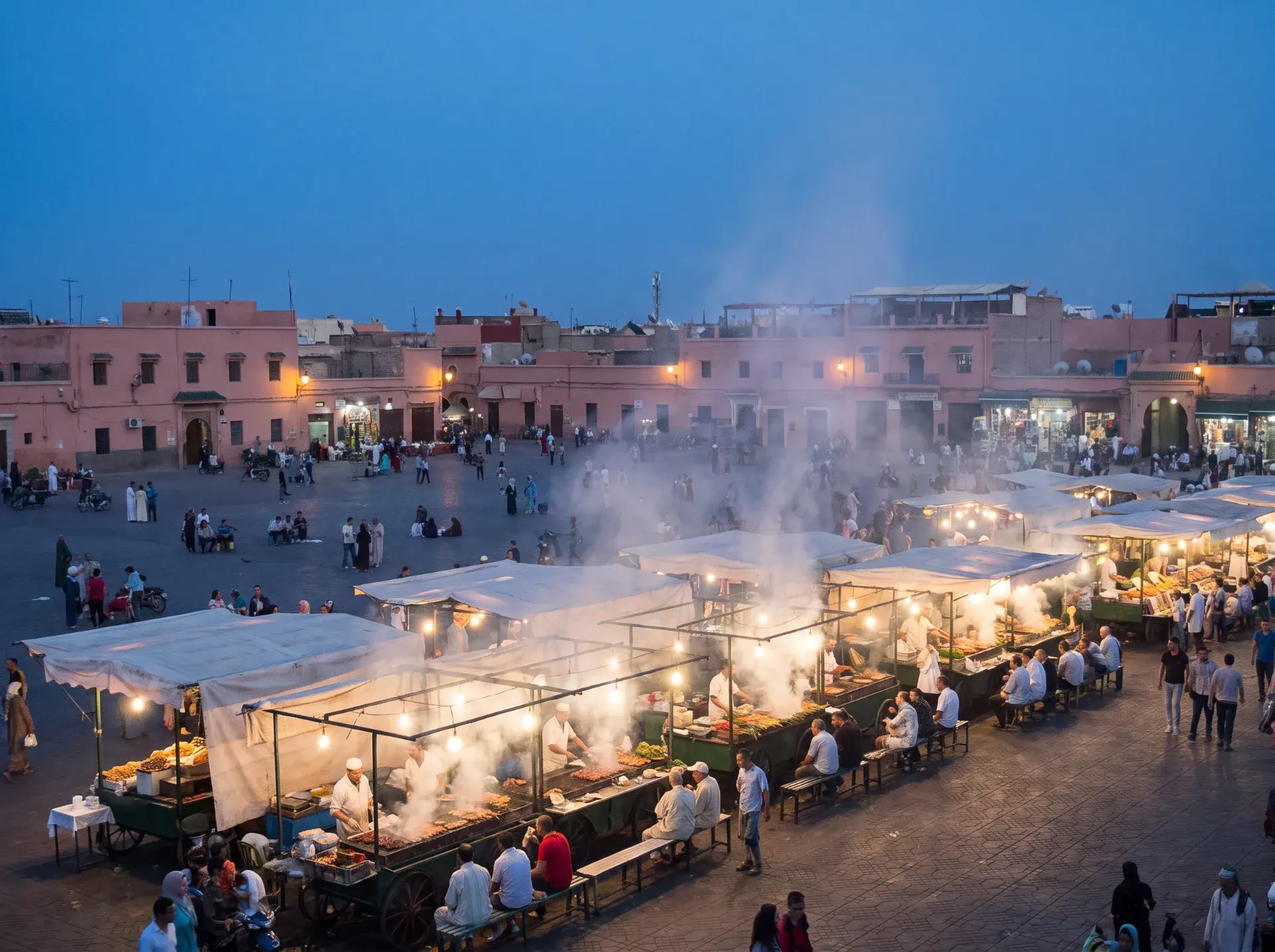 Akşam saatlerinde Jemaa el-Fna meydanındaki yemek tezgâhları