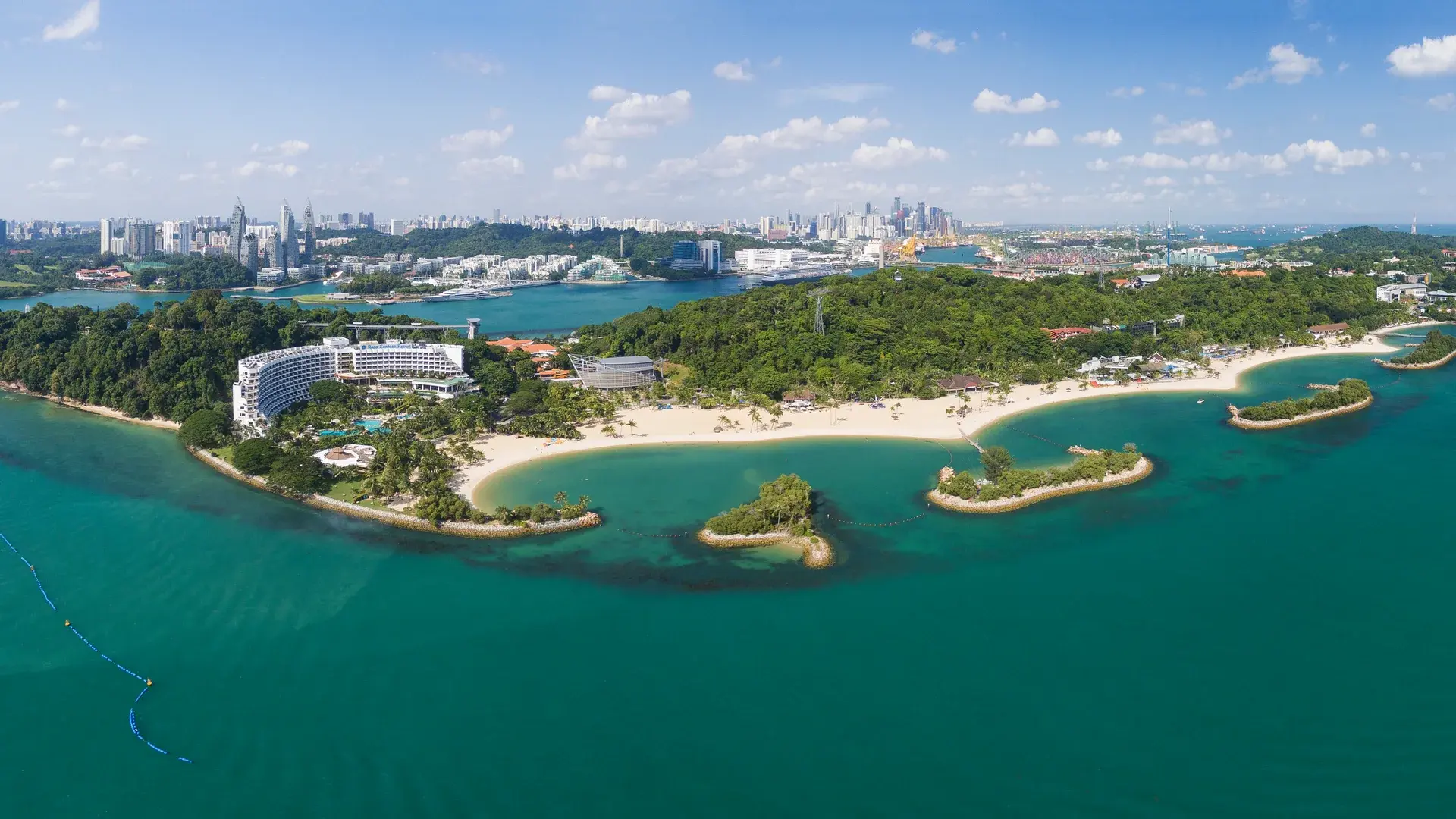 Sentosa ada ve kıyı manzarası
