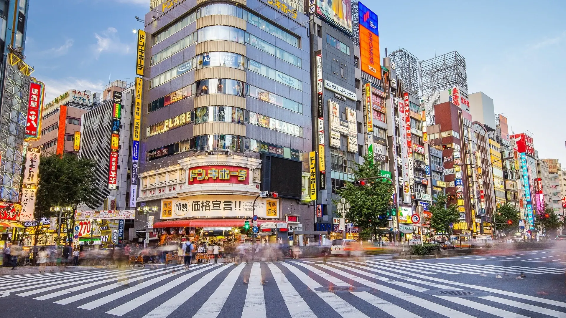 Işıklı tabelaları, yüksek binaları, mağazaları ve yoğun yaya trafiğiyle Tokyo’nun hareketli şehir yaşamı.