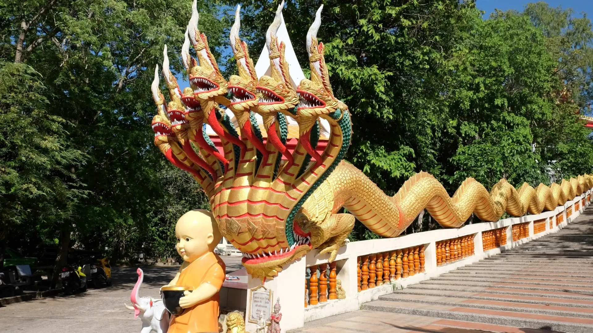 Phuket Ada Turu kapsamında Chalong Tapınağı ve Phuket manzarasıl
