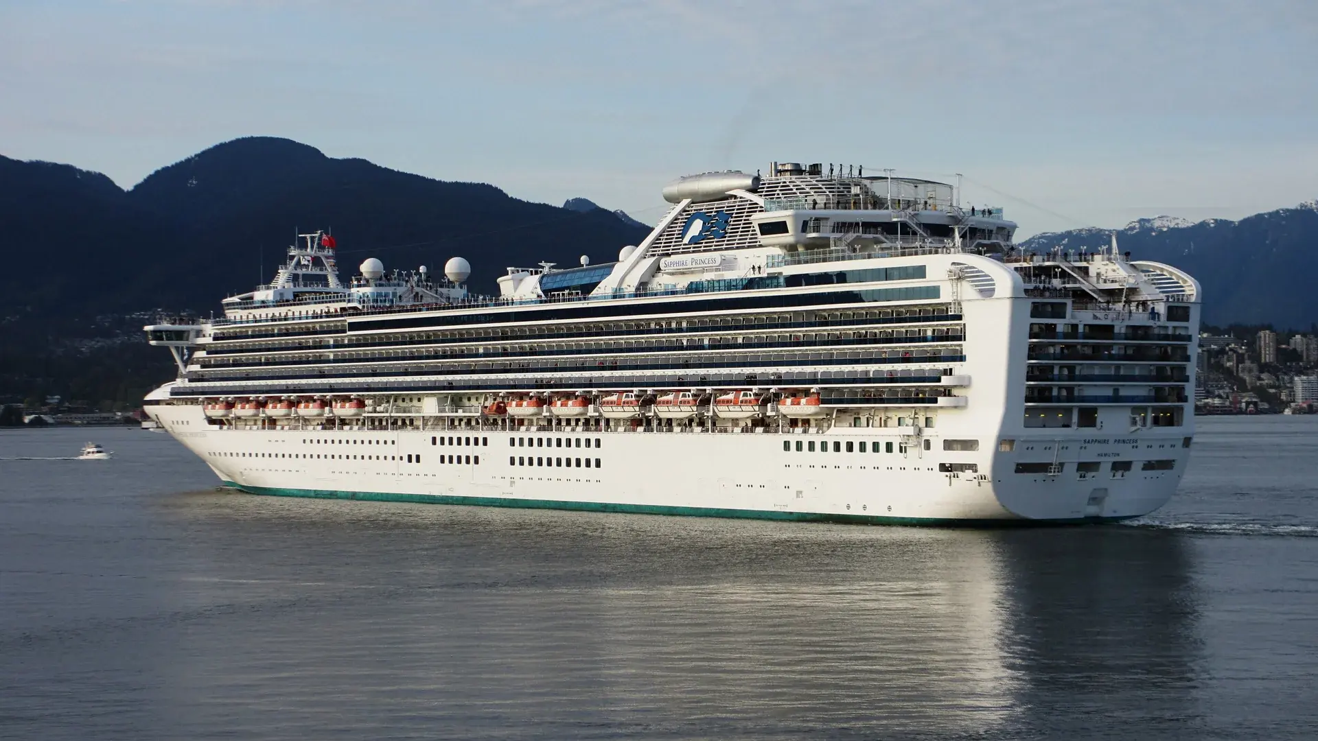 Sapphire Princess kruvaziyer gemisinin dış görünümü — Sapphire Princess ile Baştan Sona Uzakdoğu Hava Yolları Turu – Qatar Airways ile 18 Gece