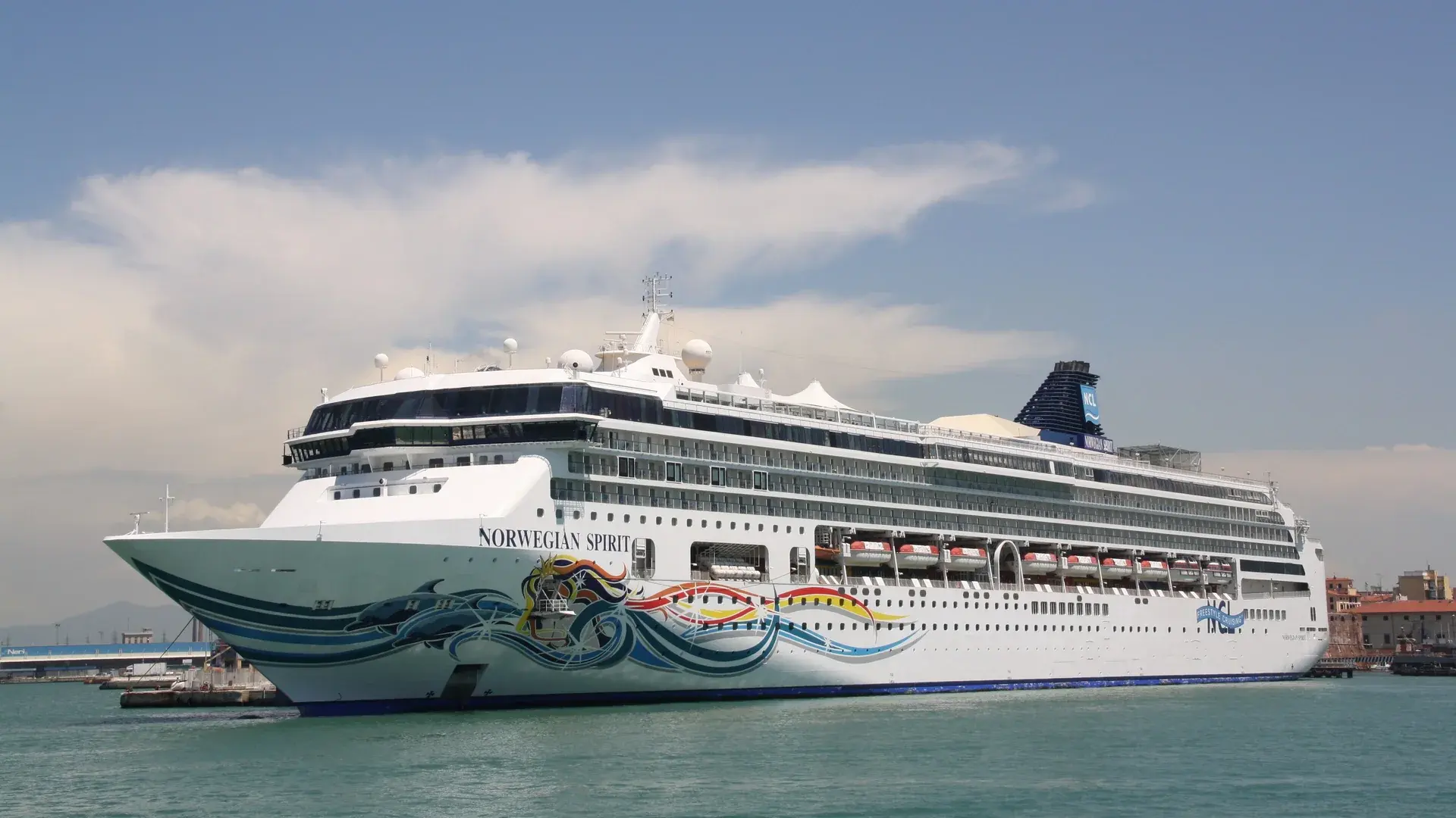 Norwegian Spirit kruvaziyer gemisinin dış görünümü — Norwegian Spirit ile Avustralya, Yeni Zelanda Hava Yolları Turu – Qatar Airways ile 19 Gece
