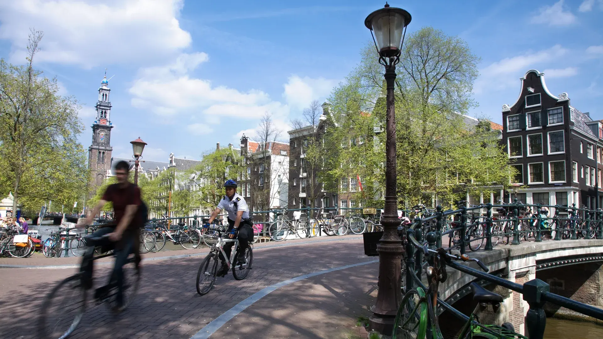 Amsterdam şehir ve kanal manzarası